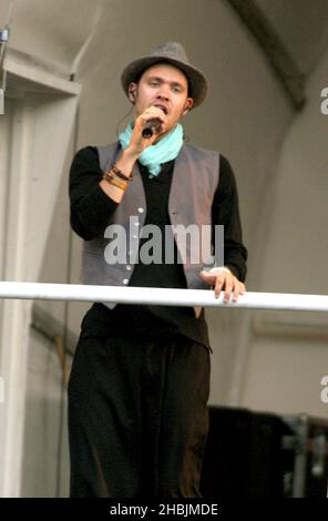 Will Young si esibisce una tantina al 'Music on A Summer Evening 2005', parte di una serie di concerti che si svolgono in tre ambientazioni English Heritage, presso la Kenwood House il 30 luglio 2005 a Londra. Foto Stock