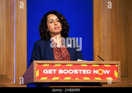 Direttore medico della Primary Care for NHS England and NHS Improvement, Dr Nikki Kanani parla durante un aggiornamento Covid a Downing Street il 15 dicembre 2 Foto Stock