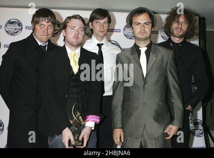 Kaiser Chiefs posa in sala stampa nominato per il Mercury Music Prize alla cerimonia annuale di premiazione del Nationwide Mercury Prize presso la Grosvenor House di Londra. Foto Stock