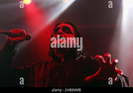 Jaz Coleman della band inglese di arte-rock killing Joke si esibì sul palco all'Astoria il 14 ottobre 2005 a Londra. Foto Stock