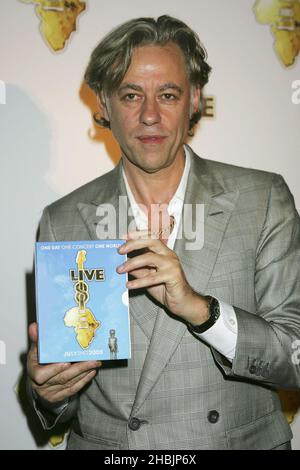 Bob Geldof partecipa alla prima mondiale del DVD Live 8, con le riprese dal vivo dei concerti di sensibilizzazione MAKEPovertyHISTORY il 2 luglio, a Vue West End il 27 ottobre 2005 a Londra. Colpo di testa Foto Stock