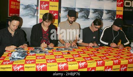 La German Rock Industrial Band Rammstein firma l'esclusivo album di mezzanotte ' Rosenrot' presso Virgin Megastore, Oxford Street, Londra. Foto Stock