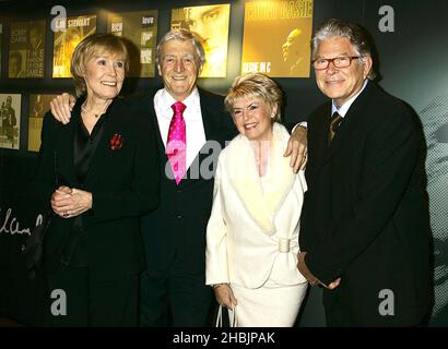 Gloria Hunniford e marito con Michael Parkinson e moglie hanno partecipato al Music Industry Awards al Grosvenor House Hotel di Londra. Foto Stock