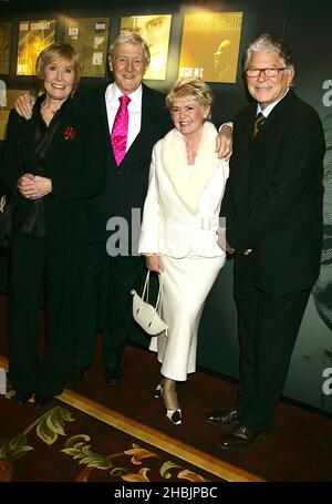 Michael Parkinson con la moglie Mary, Gloria Hunniford e il marito hanno partecipato al Music Industry Awards al Grosvenor House Hotel di Londra. Foto Stock