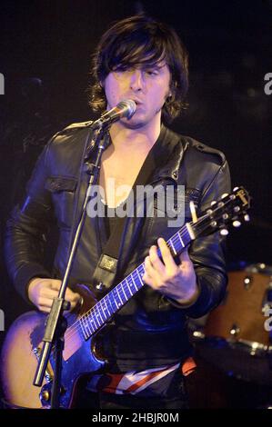 Didz Hammond, Carl Barat, Gary Powell, Anthony Rossomando of Dirty Pretty Things si esibiscono sul palco al Kings College di Londra. Foto Stock