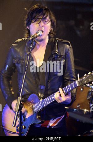 Didz Hammond, Carl Barat, Gary Powell, Anthony Rossomando of Dirty Pretty Things si esibiscono sul palco al Kings College di Londra. Foto Stock