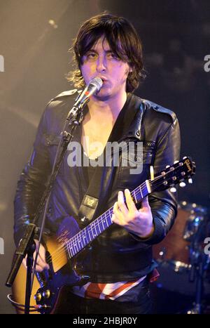 Didz Hammond, Carl Barat, Gary Powell, Anthony Rossomando of Dirty Pretty Things si esibiscono sul palco al Kings College di Londra. Foto Stock