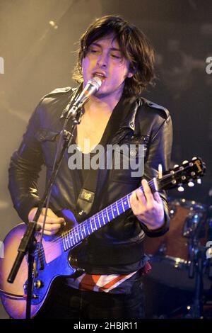 Didz Hammond, Carl Barat, Gary Powell, Anthony Rossomando of Dirty Pretty Things si esibiscono sul palco al Kings College di Londra. Foto Stock