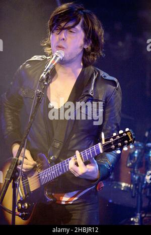 Didz Hammond, Carl Barat, Gary Powell, Anthony Rossomando of Dirty Pretty Things si esibiscono sul palco al Kings College di Londra. Foto Stock