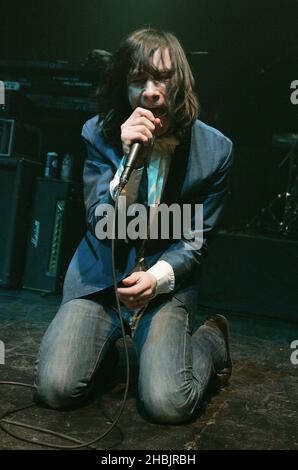 Bobby Gillespie di Primal Scream vivo sul palco. Foto Stock