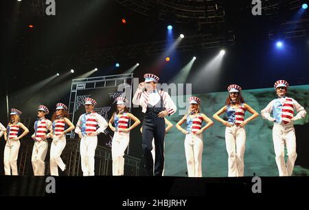 Michael Flatley e la compagnia Lord of the Dance si esibiscono sul palco. Foto Stock