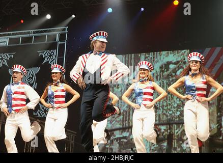 Michael Flatley e la compagnia Lord of the Dance si esibiscono sul palco. Foto Stock