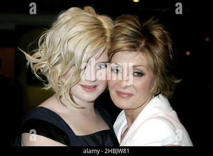 Kelly Osbourne e Sharon Osbourne partecipano. Foto Stock