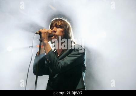 Bobby Gillespie di Primal Scream esecuzione. Foto Stock