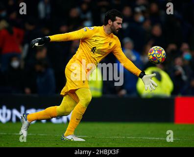 LONDRA, Inghilterra - DICEMBRE 19: Alisson Becker di Liverpool durante la Premier League tra Tottenham Hotspur e Liverpool allo stadio Tottenham Hotspur , Foto Stock