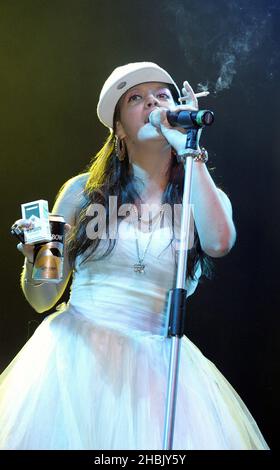 Lily Allen si esibisce durante il V Festival presso l'Hylands Park di Chelmsford, Essex. Foto Stock