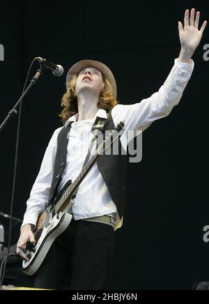 Beck si esibisce sul palco, durante il V Festival di Hylands Park a Chelmsford, Essex domenica 20 agosto 2006. Foto di intrattenimento Foto Stock