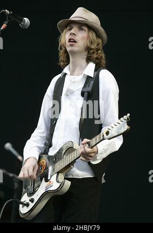 Beck si esibisce sul palco, durante il V Festival di Hylands Park a Chelmsford, Essex domenica 20 agosto 2006. Foto di intrattenimento Foto Stock