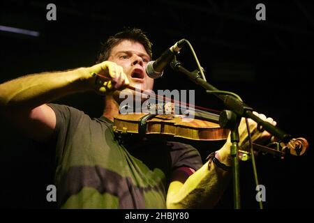 Seth Lakeman suona sul palco, durante il V Festival in Hylands Park a Chelmsford, Essex domenica 19 agosto 2006. Foto di intrattenimento Foto Stock