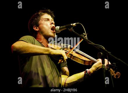 Seth Lakeman suona sul palco, durante il V Festival in Hylands Park a Chelmsford, Essex domenica 19 agosto 2006. Foto di intrattenimento Foto Stock