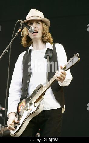 Beck si esibisce sul palco, durante il V Festival di Hylands Park a Chelmsford, Essex domenica 20 agosto 2006. Foto di intrattenimento Foto Stock