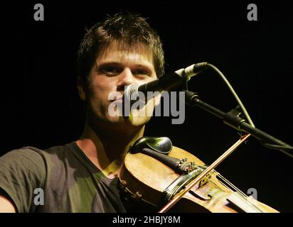 Seth Lakeman suona sul palco, durante il V Festival in Hylands Park a Chelmsford, Essex domenica 19 agosto 2006. Foto di intrattenimento Foto Stock