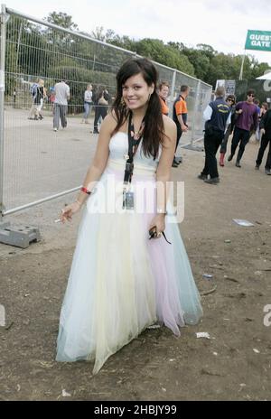 Lily Allen backstage, durante il V Festival in Hylands Park a Chelmsford, Essex. Foto Stock