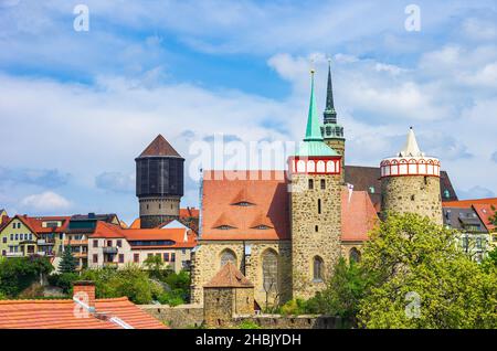 Bautzen, Lusatia superiore, Sassonia, Germania: Silhouette medievale, con la chiesa di San Michele e le antiche opere d'acqua. Foto Stock