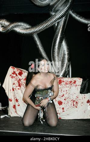 Abduzione aliena. Nina e Rebekka suonano nella Sci Fi Room all'Annual Skin Two Rubber Ball al SeOne di Londra il 7 ottobre 2006. Foto Stock
