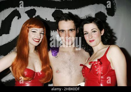 Gli ospiti arrivano all'Annual Skin Two Rubber Ball a SeOne a Londra il 7 ottobre 2006. Foto Stock