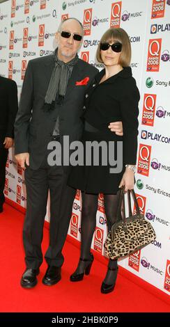 Pete Townshend e ospite che arriva al Q Awards 2006 al Grosvenor House Hotel di Londra il 30 ottobre 2006. Intrattenimento Foto Stock