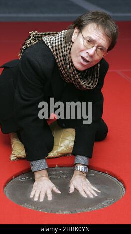 Cliff Richard svela una targa delle sue impronte in Wembley's Square of Fame, nel cuore del progetto di rigenerazione di Wembley di Quintain Estates and Development PLC a Londra, 9 novembre 2006. Cliff, che ha fatto un record di 58 apparizioni alla Wembley Arena, è il secondo entrante in The Square of Fame, in Arena Square. Il concetto di Square of Fame è stato ispirato alla famosa Ã"Walk of Fame" di Hollywood e includerà un numero rigorosamente limitato di targhe che incorporano la stampa a mano, l'impronta o la firma di iconiche star della musica. Foto Stock