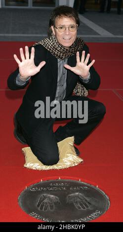 Cliff Richard svela una targa delle sue impronte in Wembley's Square of Fame, nel cuore del progetto di rigenerazione di Wembley di Quintain Estates and Development PLC a Londra, 9 novembre 2006. Cliff, che ha fatto un record di 58 apparizioni alla Wembley Arena, è il secondo entrante in The Square of Fame, in Arena Square. Il concetto di Square of Fame è stato ispirato alla famosa Ã"Walk of Fame" di Hollywood e includerà un numero rigorosamente limitato di targhe che incorporano la stampa a mano, l'impronta o la firma di iconiche star della musica. Foto Stock