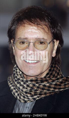 Cliff Richard svela una targa delle sue impronte in Wembley's Square of Fame, nel cuore del progetto di rigenerazione di Wembley di Quintain Estates and Development PLC a Londra, 9 novembre 2006. Cliff, che ha fatto un record di 58 apparizioni alla Wembley Arena, è il secondo entrante in The Square of Fame, in Arena Square. Il concetto di Square of Fame è stato ispirato alla famosa Ã"Walk of Fame" di Hollywood e includerà un numero rigorosamente limitato di targhe che incorporano la stampa a mano, l'impronta o la firma di iconiche star della musica. Foto Stock