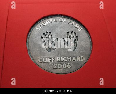 Cliff Richard svela una targa delle sue impronte in Wembley's Square of Fame, nel cuore del progetto di rigenerazione di Wembley di Quintain Estates and Development PLC a Londra, 9 novembre 2006. Cliff, che ha fatto un record di 58 apparizioni alla Wembley Arena, è il secondo entrante in The Square of Fame, in Arena Square. Il concetto di Square of Fame è stato ispirato alla famosa Ã"Walk of Fame" di Hollywood e includerà un numero rigorosamente limitato di targhe che incorporano la stampa a mano, l'impronta o la firma di iconiche star della musica. Foto Stock