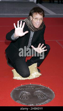 Cliff Richard svela una targa delle sue impronte in Wembley's Square of Fame, nel cuore del progetto di rigenerazione di Wembley di Quintain Estates and Development PLC a Londra, 9 novembre 2006. Cliff, che ha fatto un record di 58 apparizioni alla Wembley Arena, è il secondo entrante in The Square of Fame, in Arena Square. Il concetto di Square of Fame è stato ispirato alla famosa Ã"Walk of Fame" di Hollywood e includerà un numero rigorosamente limitato di targhe che incorporano la stampa a mano, l'impronta o la firma di iconiche star della musica. Foto Stock