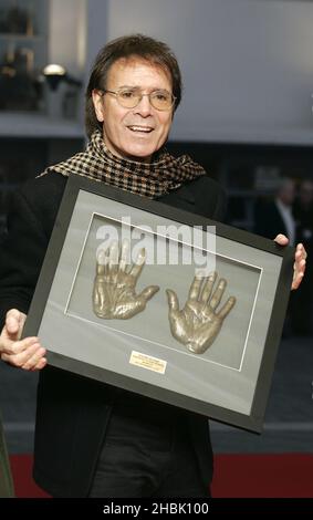 Cliff Richard svela una targa delle sue impronte in Wembley's Square of Fame, nel cuore del progetto di rigenerazione di Wembley di Quintain Estates and Development PLC a Londra, 9 novembre 2006. Cliff, che ha fatto un record di 58 apparizioni alla Wembley Arena, è il secondo entrante in The Square of Fame, in Arena Square. Il concetto di Square of Fame è stato ispirato alla famosa Ã"Walk of Fame" di Hollywood e includerà un numero rigorosamente limitato di targhe che incorporano la stampa a mano, l'impronta o la firma di iconiche star della musica. Foto Stock