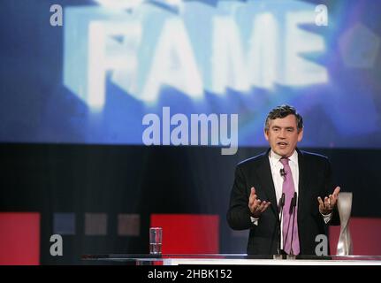 Gordon Brown sul palco durante la UK Music Hall of Fame all'interno di Alexandra Palace nel nord di Londra, 14 novembre 2006. Una linea internazionale di leggende musicali e celebrità si è riunita per la cerimonia di orientamento della UK Music Hall of Fame del 2006, organizzata da Dermot o'Leary. Foto Stock