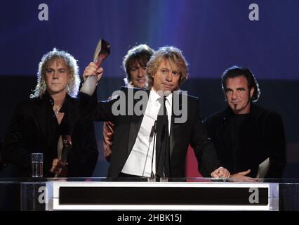 (Sinistra-destra) David Bryan, Richie Sambora, Jon Bon Jovi e Tico Torres del gruppo rock Bon Jovi sono stati inseriti nella UK Music Hall of Fame all'interno di Alexandra Palace a nord di Londra, 14 novembre 2006. Una linea internazionale di leggende musicali e celebrità si è riunita per la cerimonia di orientamento della UK Music Hall of Fame del 2006, organizzata da Dermot o'Leary. Foto Stock