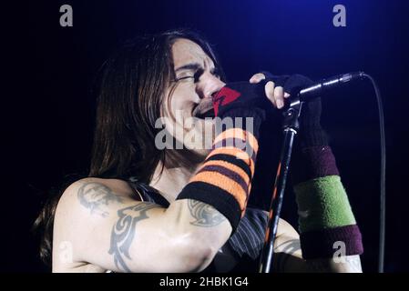 Anthony Keidis, il cantante dei Red Hot Chili Peppers, suona alla Roundhouse il 22 novembre 2006 a Londra. Foto Stock