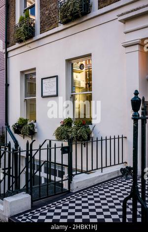 Targa commemorativa dei residenti di 17 Red Lion Square, Londra. In questa casa abitava Dante Gabriel Rossetti, William Morris e Sir Edward C. Burne-Jones. Foto Stock