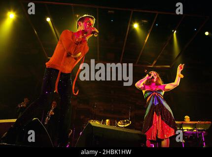 Ana Matronic e Jake Shears of the Scissor Sisters si esibisce alla Wembley Arena di Londra, il 24 novembre 2006. Foto Stock