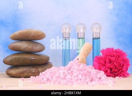 Pietre di sapone e massaggio con conchiglie di mare su sfondo blu Foto Stock