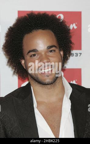 Nate James arriva al Ray-Ban Wayfarer Uncut Sessions Photocall alla Sala da ballo elettrica il 12 dicembre 2006 a Londra. Foto Stock