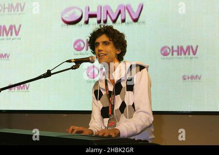 Mika esegue un concerto di instore presso la HMV di Oxford Street a Londra il 5 febbraio 2007. Intrattenimento Foto Stock