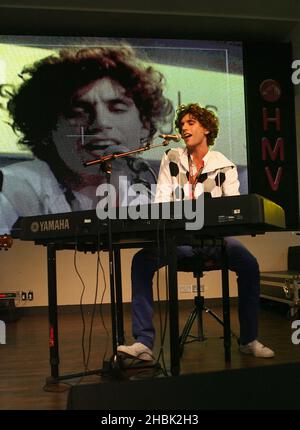 Mika esegue un concerto di instore presso la HMV di Oxford Street a Londra il 5 febbraio 2007. Intrattenimento Foto Stock