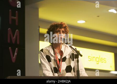 Mika esegue un concerto di instore presso la HMV di Oxford Street a Londra il 5 febbraio 2007. Intrattenimento Foto Stock