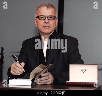 Il leggendario produttore di musica americano Tony Visconti durante una sessione di firma per il suo libro "Bowie, Bolan and the Brooklyn Boy", ad Harrods nel centro di Londra, 7 febbraio 2007. Foto Stock