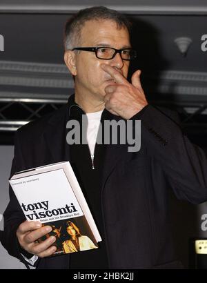 Il leggendario produttore di musica americano Tony Visconti durante una sessione di firma per il suo libro "Bowie, Bolan and the Brooklyn Boy", ad Harrods nel centro di Londra, 7 febbraio 2007. Foto Stock