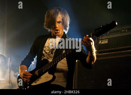 I Re di Leon suonano sul palco all'Astoria di Londra, 26 febbraio 2007. Foto Stock